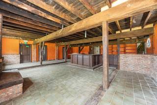 <strong>Zeer landelijk maar toch centraal gelegen gebouw voor gemengd gebruik met een oppervlakte van maar liefst 873 m², op een perceel van 1016m²! EPC label x 721 kWh/m².<br /><br />Ligging</strong>: landelijk en rustig gelegen maar het centrum bevindt zich slechts op 10 minuutjes wandelen, daarnaast bereikt u op een kwartiertje rijden zowel de E34 als de E313.<br /><br /><strong>Omschrijving</strong>: het exterieur van het handelspand werd reeds grondig onder handen genomen. Zo werd het gebouw voorzien van een nieuw, zeer hoogwaardig afgewerkt dak (inclusief isolatie) en werden de ramen overal vervangen. De nutsvoorzieningen werden van de straatkant tot binnenin volledig vernieuwd. <br /><br />Het interieur kan u nog volledig naar eigen wensen en zinnen opdelen en inrichten. Met een gelijkvloerse oppervlakte van zo'n 623 m² met bijkomend een eerste verdieping van 250 m² zal er aan ruimte in ieder geval geen gebrek zijn. Via de oprit aan de linkerzijde komen we achteraan bij een grote poort (originele kasteelpoort uit Frankrijk) waardoor er een handige toegang is voor bijvoorbeeld leveringen of het binnenrijden van voertuigen. Hoewel het gebouw volledig ingericht kan worden als een handelsruimte, heeft u ook nog verschillende mogelijkheden tot het integreren van een privéwoongelegenheid. Momenteel is de handelszaak opgesplitst in verschillende compartimenten, het plan in bijlage biedt hier meer duidelijkheid overheid. <br /><br />Om even back to the roots te gaan was dit handelspand de voormalige huisvestiging van het welbekende Klaveren3. Het werd uitgebaat door charmezanger Marc Dex, de vader van de fameuze Barbera Dex. Hij ontving hier zeer veel bekenden zoals bijvoorbeeld Helmut Lotti, Margriet Hermans, Eddy Wally, De Strangers, ... die hier op de iconische en bovendien in stand gehouden witte muren hun handtekening neerpenden. <br /><br /><strong>Bijzondere informatieplicht</strong>: in aanvraag.