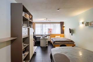 Deze energiezuinige en goed onderhouden studio is gelegen op het gelijkvloers in een rustige straat in Gent en op fietsafstand van het centrum van Gent. Een ideale uitvalsbasis voor wie rustig wil wonen maar toch snel in het bruisende stadscentrum wil zijn. Bovendien ligt de studio vlakbij het water en in de onmiddellijke nabijheid van winkels en openbaar vervoer.<br /><br />De indeling bestaat uit een lichtrijke woonruimte met een volledig uitgeruste keuken, voorzien van een elektrisch fornuis, oven, dampkap, ingebouwde hangkasten en een koelkast. De badkamer beschikt over een douche en lavabo en er is tevens een apart toilet aanwezig. Daarnaast is er een praktische bergruimte met aansluiting voor een wasmachine en droogkast.<br /><br />In het gebouw is een gemeenschappelijke fietsenberging voorzien en parkeren kan eenvoudig in de straat.<br /><br />Deze gezellige en netjes onderhouden studio is ideaal als studentenkamer, eerste woonst of als interessante investering. Momenteel is de studio verhuurd tot en met augustus 2026. <br />Verwarmingsketel werd recent vernieuwd.