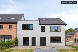 Voor meer info van deze woning of een gratis waardebepaling van je eigen woning: 016 199 340 of jordi.broes@homixx.be.<br />Voor een volledige fotoreeks en een volledige tekst: www.homixx.be<br /><br />Ruime halfopen bebouwing met 5-6 slaapkamers in Keerbergen.<br /><br />Aan de Putsebaan 80 te Keerbergen vindt u deze instapklare en recent gerenoveerde woning met een bewoonbare oppervlakte van maar liefst 279 m², gelegen op een perceel van 1147 m². <br />Gebouwd in 1967 en grondig vernieuwd in 2021-2022 combineert deze halfopen bebouwing ruimte, comfort en moderne technieken.<br /><br />Indeling:<br />De inkomhal met vestiaire en gastentoilet leidt naar de gezellige leefruimte met sierhaard en de volledig ingerichte keuken, voorzien van hoogwaardige toestellen (oven, microgolf, koelkast, diepvries, inductie kookplaat, vaatwasser, spoelbak). <br />Verder zijn er een aparte bureau-/praktijkruimte met eigen ingang, een leuke tuin, terras, pergola, garage, carport en vele extra parkeergelegenheden buiten.<br /><br />De woning telt 5 slaapkamers (mogelijkheid tot 6, waarvan één met dressing), 2 badkamers (1 BK met inloopdouche & lavabo en de andere BK heeft alvast de aansluitingen) alsook 4 toiletten in totaal. <br />De geïsoleerde zolder biedt uitbreidingspotentieel voor extra kamers (evt 2).<br /><br />Daarnaast beschikt de woning over een berging/wasplaats.<br /><br />Centrale verwarming op aardgas (radiatoren en vloerverwarming, nieuwe ketel 2022)<br />Dak en vloeren geïsoleerd<br />PVC ramen met dubbel glas en ventilatiesleuven met rolluiken <br />Domotica, airco en camerasysteem aanwezig<br />Elektriciteit conform<br />Regenwaterput (5000L) + septische put<br />EPC: C (218 kWh/m²)<br /><br />Extra troeven:<br />Gevels geïsoleerd en nog af te werken met crepi/steenstrips/kaleien... (zie voor en na impressies)<br />Afzonderlijke kantoor-/praktijkruimte met aparte ingang<br />Ruime tuin met terras en pergola<br />Uitstekende staat, volledig gerenoveerd in 2021-2022<br /><br />Deze woning is ideaal voor wie op zoek is naar ruimte, comfort en een instapklaar geheel met mogelijkheden voor thuiswerk of praktijkruimte.