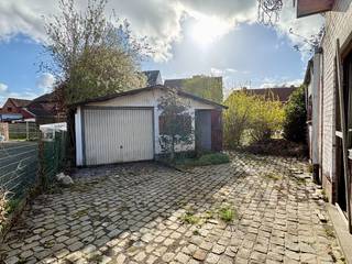 Te renoveren woning met 233m², garage, tuin en vele slaapkamers.Deze woning is groot, echt groot! Zo heeft deze is een zij-oprit met achteraan een...