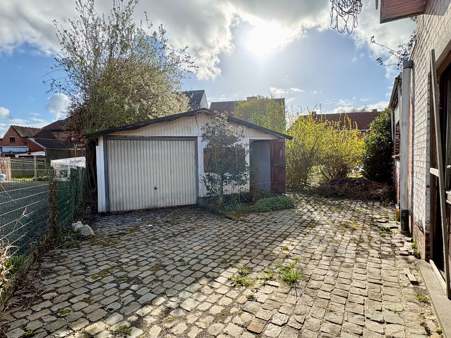 Te renoveren woning met 233m², garage, tuin en vele slaapkamers. - foto 3