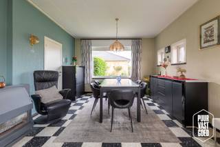 Ruimte, rust en vooral veel mogelijkheden. Deze bungalow staat op een perceel van 815 m² en combineert gelijkvloers wonen met een royale tuin, een grote garage en een afzonderlijk atelier. Een woning met een stevige basis en genoeg speelruimte om er iets heel eigens van te maken.<br /><br />Binnen is de indeling helder en praktisch. De woning beschikt over een woonkamer, keuken, drie slaapkamers, een badkamer en een afzonderlijk toilet. Alles bevindt zich op het gelijkvloers, wat het geheel vlot toegankelijk en comfortabel maakt.<br /><br />Achteraan ligt de zuidgerichte tuin met terras. Veel zon, veel groen en vooral voldoende plaats om buiten echt iets mee te doen. Wie liever in de tuin bezig is dan vanuit het raam naar een postzegel gras kijkt, zit hier goed.<br /><br />Een van de grote troeven van het pand bevindt zich naast de woning. De ruime garage en het aansluitende atelier bieden een pak extra mogelijkheden: opslag, hobbyruimte, werkplaats, wasruimte of gewoon eindelijk genoeg plaats voor alles waarvoor in een doorsneewoning nooit een logische plek lijkt te bestaan. In totaal bedraagt de bebouwde oppervlakte meer dan 200 m².<br /><br />De woning zelf kan op verschillende punten worden opgefrist en gemoderniseerd. Dat vraagt wat werk, maar geeft tegelijk de vrijheid om ze stap voor stap aan te passen aan de eigen smaak en manier van wonen.<br /><br />Met haar ruime perceel, zuidgerichte tuin, drie slaapkamers en uitzonderlijk veel bijruimte is dit geen bungalow die het alleen van haar eenvoud moet hebben. Hier zit vooral potentieel in de vierkante meters, zowel binnen als buiten. Met de fiets sta je bovendien in een dikke 10 minuten aan zee!