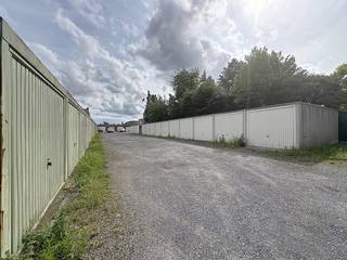 Investment property: 20 garage boxes for sale near the center of Sint-Eloois-Vijve!The garage boxes have a manual gate and can be reached via a...