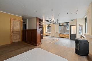 <p>Ben je op zoek naar een veelzijdig opbrengsteigendom met fantastisch rendement op een toplocatie in centrum Aalst? Gevonden!</p>
<p>Dit ruime pand (234m²) combineert flexibiliteit, ligging en opbrengst op één adres. Ideaal voor wie wonen en werken wil combineren OF voor wie op zoek is naar een slimme investering met sterke maandelijkse inkomsten.<br />Momenteel wordt het appartement succesvol verhuurd via langdurige vakantieverhuur. De vraag is bijzonder groot, met aanvragen tussen €2.000 en €2.500 voor periodes van zes maanden. De nieuwe eigenaar kan deze rendabele formule moeiteloos verderzetten, desgewenst met begeleiding.<br />Op het gelijkvloers bevindt zich het handelspand, momenteel één grote open ruimte die volledig naar eigen wens kan worden ingericht. Perfect voor een praktijk, kantoor, kapsalon of winkel, maar evengoed geschikt om om te vormen tot een studio of extra woonruimte. De basisstructuur is in orde, waardoor zware structurele werken niet aan de orde zijn. Het volledige gebouw is bovendien onderkelderd, wat zorgt voor extra bergruimte of stockagemogelijkheden.</p>
<p>Op de bovenverdieping vind je een volledig vernieuwd en instapklaar appartement. Het dak werd vernieuwd en geïsoleerd, de verwarmings- en waterleidingen werden aangepakt en alles is netjes afgewerkt, waardoor je hier zonder zorgen kan verhuren of zelf intrekken. Enkele meters verder is er bovendien de mogelijkheid om een staanplaats te huren, wat een extra troef vormt in het centrum.</p>
<p>Zelf boven wonen en beneden je zaak uitbouwen, beide entiteiten apart verhuren of het geheel optimaliseren volgens jouw visie: hier kan het allemaal!<br />Opportuniteiten met deze ligging, ruimte en rendement komen zelden op de markt. Interesse? Contacteer ons vandaag nog en ontdek zelf de mogelijkheden van dit unieke pand!</p>