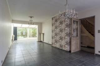 <strong>Op te frissen 2slpk-woning op gunstige locatie te Turnhout</strong><br />EPC: D-label | 2 ruime slaapkamers | Aangename tuin | Zonnepanelen<br /><br /><strong>Indeling:<br /></strong>Deze op te frissen gezinswoning is gelegen in een rustige buurt in Schorvoort (Turnhout). In de nabije omgeving bevinden zich scholen, winkels, invalswegen en een speelpleintje.<br /><br />We betreden de woning via de inkomhal, dewelke toegang verleent tot de leefruimte en keuken. Dankzij de grote raampartij geniet de leefruimte van veel lichtinval en een aangenaam zicht op de tuin. De keuken is uitgerust met een gasvuur, vaatwasser, dampkap. Verder biedt het gelijkvloers nog een apart toilet, een inpandige garage en een ruime wasplaats/berging. <br /><br />Op de eerste verdieping vinden we twee volwaardige slaapkamers en een badkamer terug. De badkamer is voorzien van een ligbad, toilet en een badkamermeubel met dubbele wastafel. Ook een extra berging/bureauruimte ontbreekt hier niet.<br /><br />Als troef geniet de woning van een tuin, met tuinberging, waar je een hele fijne plek van kan maken.<br /><br /><strong>Algemeen: </strong><br />- EPC: Kwh/m²jaar<br />- Zonnepanelen aanwezig<br />- Inpandige garage<br />- Tuin met tuinhuis<br />- Rustige buurt