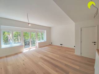 <p><span>Op een uitstekende locatie in de Berchemse Groenenhoek vinden we dit totaal gerenoveerd, gezellig appartement met 2 slaapkamers gelegen in de directe omgeving van winkels, scholen en supermarkten en nabij invalswegen en openbaar vervoer.</span></p><p><span> </span></p><p><span>We betreden het appartement langs de ruime living, voorzien van een doorlopende parketvloer. Van hieruit kan, dankzij de grote raampartijen, genoten worden van een wijd en groen uitzicht.<br />De open keuken is voorzien van een inductiekookplaat, oven, vaatwasser, enkele spoelbak en voldoende kastruimte.</span></p><p><span> </span></p><p><span>Daarnaast vinden we nog de 2 slaapkamers, rustig gelegen aan de achterzijde van het gebouw en eveneens met een groen zicht. Via de kleine slaapkamer is toegang voorzien tot het gezellig terras.<br />De badkamer is uitgerust met inloopdouche, enkel lavabomeubel en toilet.</span></p><p><span> </span></p><p><span>Verder is er nog een handige wasberging aanwezig, met aansluiting voor wasmachine/droogkast.</span><span><br /><br /></span></p><p><span>Nuttige informatie:</span></p><ul><li><span>Maandelijkse Kosten: € 25/maand</span></li><li><span>Waarborg: 3 maanden</span></li><li><span>Plaatsbeschrijving: €225,-</span></li><li><span>Beschikbaar: Onmiddellijk</span></li><li><span>EPC: 136 kWh / (m² jaar)</span></li></ul><p><span> </span></p><p><span>Boek nu zelf ONLINE uw afspraak in. Surf naar het betreffende eigendom op onze website www.habicom.be en klik op de roze knop 'PLAN EEN BEZOEK'. </span></p><p><span> </span></p>