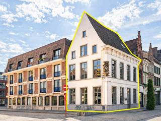 VEELZIJDIG HANDELSPAND EN 2 APPARTEMENTEN op een COMMERCIËLE TOPLIGGING IN HET CENTRUM VAN OUDENAARDE. Dankzij de GROTE RAAMPARTIJEN, UITSTEKENDE VISIBILITEIT en centrale ligging biedt het gelijkvloers sterke commerciële mogelijkheden voor onder meer een WINKEL, KANTOOR, PRAKTIJK OF DIENSTVERLENING. De POLYVALENTE HANDELSRUIMTE vormt dan ook een ideale basis voor uiteenlopende professionele activiteiten. Boven het handelspand bevindt zich een appartement met woonkamer, slaapkamer, berging en te renoveren keuken en badkamer. Via een APARTE INKOM bereikt u een tweede DUPLEXAPPARTEMENT op de tweede en derde verdieping. De combinatie van COMMERCIËLE UITBATING, WONEN EN VERHUUR maakt dit pand bijzonder interessant voor ondernemers én investeerders.<br /><br /><strong>Adres: </strong>Broodstraat 35 te Oudenaarde<br /><br />G-score en P-score c, Geen renovatieverplichting van toepassing, bestuursmaatregelen in maatregelenregister: Nee