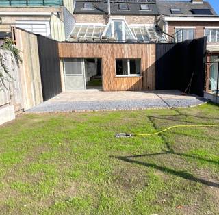 (ver)NIEUWBOUW gelijkvloers appartement (+-117M²), rustig doch centraal gelegen in kleine residentie van 4 appartementen, met terras en tuin.Verder...