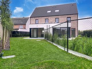 Rustig gelegen met weids uitzicht zowel voor- als achteraan. Niet ver van de kerk van Millegem. Tussen de dorpskernen van Ranst en Wommelgem. De linkse woning is verkocht.<br /><br /><strong>INDELING TERREIN</strong><br />Halfopen bebouwing met een autostaanplaats vooraan.<br />Terras en afgesloten tuin.<br /><br /><strong>INDELING GELIJKVLOERS</strong><br />Inkom met apart toilet en traphal.<br />Leefruimte en open keuken. Berging naast de keuken.<br /><br /><strong>INDELING 1E VERDIEPING</strong><br />Nachthal met apart toilet.<br />Twee slaapkamers van 13,6 m² en 15,8 m².<br />Badkamer met douche en bad.<br /><br /><strong>INDELING 2E VERDIEPING<br /></strong>Twee slaapkamers van 12,4 m² en 13,3 m².<br />Nachthal met ruime overloop (6,5 m² en ideaal om bv. nog een bureau te plaatsen).<br />Ruimte voor technieken.<br /><br /><br /><strong>BIJKOMENDE AANKOOPKOSTEN</strong><br />Prijs excl. kosten + 12 % registratierechten op grondwaarde + BTW op constructiewaarde + nutsvoorzieningen + notariskosten.<br />Grondwaarde = 185.000 euro / Constructiewaarde = 400.000 euro.<br /><br /><br /><strong>BIJZONDERHEDEN<br /></strong>6% BTW mogelijk (onder voorwaarden).<br />Niet enkel mooi voor het oog maar ook met aandacht voor duurzaamheid om zo een energiezuinig en comfortabele woning te bouwen.<br />De woningen zijn volledig afgewerkt tot schilderwerken toe.<br />Zo zijn er onder meer volgende zaken aanwezig:<br />- warmtepomp die de vloerverwarming gelijkvloers aanvoert (er is dus geen gas aanwezig),<br />- lucht/lucht warmtepomp voor de toestellen in de slaapkamers dewelke ook kunnen koelen,<br />- geautomatiseerd ventilatie D-systeem,<br />- zonnepanelen op het dak,<br />- infiltratiebekken in de tuin voor verzameling van regenwater,<br />- regenwaterput van 10.000 liter,<br />- laadpaalfunctie,<br />- armaturen inbegrepen,<br />- volledig geschilderd,<br />- grasrobot inbegrepen.<br /><br />Te behalen E-peil: 0. Definitieve berekening werd nog niet voltooid.<br /><br />Stedenbouwkundige inlichtingen: in aanvraag.<br /><br /><br /><strong>POSITIEVE ASPECTEN<br /></strong>Ben woning waardoor de koper gedurende vijf jaar geen onroerende voorheffing moet betalen (K.I.).<br />Future proof<br />Rustige en landelijke ligging<br />Gebouwd met mooie details