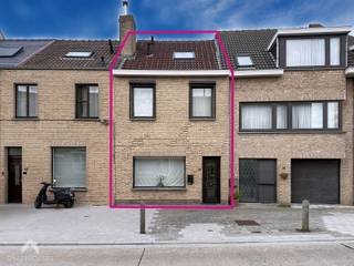 Op zoek naar een charmante gezinswoning op een rustige locatie, maar toch dicht bij alles? Deze woning combineert wooncomfort met een uitstekende ligging op wandel- en fietsafstand van winkels, scholen, openbaar vervoer, het strand en de duinen. Dankzij de vlotte verbinding met de A10 zijn ook omliggende steden en gemeenten makkelijk bereikbaar.<br /><br />Via de inkomhal met praktische bergruimte komt u in de lichtrijke leefruimte, met plaats voor een gezellige zithoek en eethoek. Aansluitend bevindt zich de goed uitgeruste keuken met extra eetplaats, ideaal voor gezellige gezinsmomenten. De badkamer beschikt over een inloopdouche, toilet en lavabomeubel.<br /><br />Een absolute troef is het gezellige stadsterras, bereikbaar vanuit de leefruimte of via het sas. Hier geniet u heerlijk van het buitenleven. Daarnaast zijn er extra bergruimte en een praktische werkplaats met aansluitingen voor wasmachine en droogkast.<br /><br />Op de eerste verdieping bevinden zich twee lichtrijke slaapkamers. Via de vaste trap bereikt u de zolderverdieping met een derde kamer, momenteel ingericht als dressing en technische ruimte. Deze kan perfect dienstdoen als extra slaapkamer, hobbyruimte of bureau.<br /><br />Een warme en praktische woning met een aangename buitenruimte en een bijzonder aantrekkelijke ligging: rustig wonen en toch alles dichtbij, met de kust om de hoek.<br /><br />Deze woning is te koop ZONDER makelaar via het concept van Smart Houses! Inlichtingen of een bezoek? Contacteer de eigenaar via +32472052452