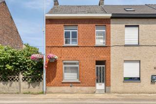 Te renoveren huis met veel potentieel in het rustige Welle. De woning ligt nabij de dorpskern en is zeer vlot bereikbaar. Scholen,...
