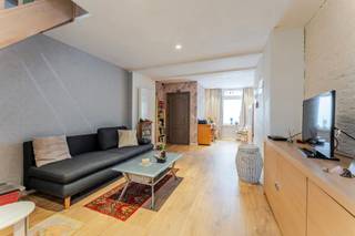 De woning werd doorheen de voorbije jaren voorzien van nieuwe: elektriciteit, sanitaire- en verwarmingsleidingen, keuken, badkamer,...