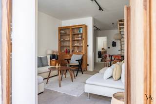 Op een rustige locatie, op slechts een tiental minuten wandelen van het station, bevindt zich deze charmante en smaakvol afgewerkte woning. Met drie slaapkamers, twee badkamers en een warme, hedendaagse inrichting is dit een bijzonder fijne plek om thuis te komen.<br /><br />Op het gelijkvloers vind je de gezellige leefruimte met aansluitend de volledig geïnstalleerde keuken. Lichte tinten en warme houten accenten zorgen voor een aangename sfeer. Verder bevinden zich hier een praktische berging met extra stockageruimte en een eerste badkamer met douche en toilet.<br /><br />De eerste verdieping beschikt over een ruime slaapkamer met ingebouwde kastruimte en een tweede badkamer met douche en dubbele wastafel. Het toilet is afzonderlijk voorzien.<br /><br />Op de bovenste verdieping vind je nog twee gezellige slaapkamers onder het dak. Dankzij de veluxramen genieten beide kamers van veel natuurlijk licht.<br /><br />De woning wordt verhuurd voor een periode van één jaar en is bestemd voor bewoners die er hun domicilie vestigen. Studentenhuur is niet mogelijk.<br /><br />Voor verwarming, elektriciteit, water en internet wordt een maandelijkse provisie van € 150 aangerekend, met een afrekening op basis van de werkelijke kosten.<br /><br />Een charmante, instapklare woning die rustig wonen combineert met de nabijheid van het station en het Leuvense stadscentrum. Contacteer ons voor meer info of een bezoek ter plaatse.