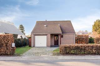 De lichtrijke woonkamer van 36m² beschikt over een gezellige houtkachel. Vanuit de woonkamer heb je zicht en toegang tot het terras en de tuin.De keuken (10m²) is ingericht met een ijskast, oven, kookvuur, spoelbak, vaatwasser en voldoende kastruimte. Aansluitend op de keuken is er een berging (4m²).Op het gelijkvloers vinden we nog een ruime inkomhal (8m²) op tegelvloer met gastentoilet.Op de eerste verdieping zijn er twee slaapkamers (20m² en 10m²) en een badkamer (8m²). De badkamer is voorzien van een douche, dubbele wastafel met meubel en een toilet.Buiten is er een grote tuin met overdekt terras en een tuinhuis. Het tuinhuis is ingericht als gastenverblijf met een keukentje, toilet en douche.Bijzonderheden:- Zonnepanelen in de tuin- Inpandige garage van 20m²- Bergzolder