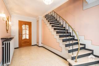 [[ DIT PAND NEEMT DEEL AAN DE ERA OPEN HUIZEN DAG OP 19/9 VAN 13:00 TOT 14:00 ]]
<p>Op zoek naar een <strong>ruime, solide woning nabij Aalst </strong>met<strong> </strong>maar liefst <strong>211 m² bruikbare vloeroppervlakte, garage </strong>en<strong> tuin?</strong> Gevonden!<br /><br />De woning vormt een <strong>uitstekende basis</strong> voor wie op zoek is naar een ruime gezinswoning die naar eigen smaak kan worden ingericht. Op het gelijkvloers bevinden zich een gastentoilet, ruime leefruimte<strong> </strong>(27 m²), keuken (13 m²), badkamer, wasplaats en garage met rechtstreekse toegang tot de tuin. Op de eerste verdieping zijn er <strong>vier slaapkamers </strong>aanwezig<strong> </strong>(16 m², 17 m², 9 m², 6 m²)<strong> </strong>waardoor de woning alvast voldoende ruimte biedt. Daarnaast is er een <strong>ruime zolder </strong>aanwezig die nog extra mogelijkheden biedt.</p>

<p>De woning is reeds voorzien van<strong> centrale verwarming op aardgas</strong> en beschikt over een zeer degelijke constructie. </p>

<p>Dankzij de gunstige ligging geniet u van een vlotte verbinding met Aalst en de omliggende gemeenten en is de woning <strong>vlot bereikbaar met het openbaar vervoer</strong>.</p>

<p>Zeker een bezoek waard. Contacteer ons vandaag nog via living@era.be of 053 41 40 25!</p>