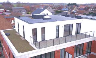 * Biedingsysteem: bieden vanaf 325.000 EUR. Meer info op kantoor.
Surf naar onze website voor meer informatie over de verkoop van deze woning. www.vastgoedunicum.be
Dit prachtige appartement, gelegen in het centrum van Eeklo, is een streling voor het oog!
Een lichtrijke leefruimte met ingerichte, tijdloze witte keuken, zithoek en eetplaats zorgen voor een open gevoel.
De badkamer omvat een inloopdouche, lavabo, badkamermeubel en toilet, twee tweepersoonsslaapkamers zijn toegankelijk vanuit de nachthal en een wasplaats die tevens ook als berging een praktische surplus is.
Dit appartement geniet een EPC label "A" waardoor u energiezuinig leeft en de verbruikskosten beperkt zijn.
Het groot, zuidgericht terras van maar liefst 30 m2 biedt een uniek zicht!
Bij het appartement hoort een ondergronds parking en een privatieve kelderberging.
Als kers op de taart werden er ondergronds ook 2 gemeenschappelijke fietsenbergingen voorzien.
Strakke lijnen, gebogen vormen en verschillende materiaaltexturen wisselen elkaar af binnen de hedendaagse gevel.
Via het wandelpad bereik je een gezellig groen binnenplein. Ideaal voor een zomerse barbecue met de buren! Ridder Karel zet in op duurzaamheid met onderhoudsvriendelijke materialen, een groendak en zonne-energie.
Combineert u graag de luxe van rust met een energiezuinig appartement in een modern kader met een gunstige ligging nabij alle diensten en faciliteiten? Aarzel niet en neem contact met ons op voor een bezoek via het nummer 09 336 16 15 of mail naar info@vastgoedunicum.be, wij helpen u graag verder!
Virtuele rondleiding?
https://youtube.com/shorts/55vYHBioDl8