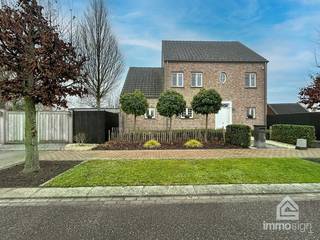 PLUSPUNTEN:+ perceeloppervlakte: 435 m²+ bewoonbare oppervlakte: 153 m² + mogelijkheid tot uitbreiding door ruime zolder+ 4 slaapkamers+ praktisch...