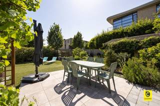 <p><span>Instapklare half open bebouwing bevindt zich op toplocatie in Aartselaar</span></p><p><span> </span></p><p><span>Deze lichtrijke en energiezuinige woning ligt in een rustige fietsstraat, op wandel afstand van het centrum van Aartselaar. Dankzij de hoekligging geniet je de hele dag door van een aangename natuurlijke lichtinval. Bovendien biedt de woning een uitstekende bereikbaarheid naar Antwerpen, Brussel, Mechelen en Gent via de E19 en A12.</span></p><p><span> </span></p><p><span>Indeling van deze lichtrijke woning</span></p><p><span> </span></p><p><span>Gelijkvloers</span></p><ul><li><span>Ruime inkomhal met gastentoilet </span></li><li><span>Garage met elektrische poort en oprit voor meerdere auto’s </span></li><li><span>Veelzijdige polyvalente ruimte met gezellige gashaard, momenteel ingericht als logeerkamer met bureau en zithoek </span></li></ul><p><span>Eerste verdieping</span></p><ul><li><span>Ruime, lichtrijke leefruimte in L-vorm met lichtkoepel </span></li><li><span>Open keuken aansluitend op de woonkamer </span></li></ul><p><span>Tweede verdieping</span></p><ul><li><span>Twee ruime slaapkamers </span></li><li><span>Moderne badkamer, vernieuwd in 2013 </span></li></ul><p><span>Buitenruimte</span></p><ul><li><span>Zonnige tuin met twee terrassen waar je op elk moment van de dag van de zon kunt genieten </span></li><li><span>Ruim tuinhuis met elektriciteitsaansluiting </span></li><li><span>Oprit met plaats voor twee wagens, aangevuld met een garage </span></li></ul><p><span>Energie & comfort & elktricteit</span></p><ul><li><span>Asbestveilig </span></li><li><span>Gunstig EPC-label B (149 kWh/m²/jaar) </span></li><li><span>12 zonnepanelen met groenestroomcertificaten (opbrengst ca. € 1.050 per jaar) </span></li><li><span>Alle 18 ramen voorzien van zonwering (screens of rolluiken), geplaatst in 2024 </span></li><li><span>Recente condensatieketel (2023) </span></li><li><span>PVC-ramen met hoogrendementsglas </span></li><li><span>Elektriciteit conform </span></li></ul><p><span>Extra troeven</span></p><p><span>Deze woning biedt bovendien interessante uitbreidingsmogelijkheden. Zo is er potentieel voor het creëren van extra slaapkamers of voor de inrichting als kangoeroewoning of voor een bedrijfsruimte. , ideaal voor grotere gezinnen of zorgwonen.</span></p><p><span>Een ruime, perfect onderhouden woning met veel licht, een zonnige tuin en een uitstekende ligging: de ideale thuis voor wie comfortabel en energiezuinig wil wonen in het hart van Aartselaar.</span></p><p><span> </span></p>