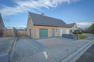 ✨ BEZOEKDAG 20/12 – Mis deze kans niet! ✨<br />Ontdek deze recente halfopen bebouwing op zaterdag 20 december, enkel op afspraak.<br /><br />Deze <strong>verzorgde</strong> woning bevindt zich in een<strong> rustige, kindvriendelijke wijk</strong> in het hart van gezellig Rumbeke (Roeselare). <strong>Parkeren kan vlot</strong>: er zijn openbare parkeerplaatsen vlakbij én een private oprit. De woning bevindt zich vlakbij de invalswegen en supermarkt (Albert Heijn)<br /><br />De woning werd gebouwd in 2010, werd recent volledig geschilderd en verkeert in uitstekende staat. Dankzij het <strong>EPB-label B</strong> en de <strong>conforme elektriciteit</strong> is dit een instapklare topper.<br />Met 2 slaapkamers is dit de ideale starterswoning.<br /><br />Ook als <strong>opbrengsteigendom</strong> is deze woning bijzonder interessant: een huurprijs van €890 of meer is perfect haalbaar. <br />In 2023 werd er trouwens een <strong>conformiteitsattest </strong>afgeleverd. <br /><br />Indeling:<br />- Gelijkvloers: inkomhal met gastentoilet, lichtrijke leefruimte met open keuken, praktische berging (met o.a. CV-installatie en waterverzachter)<br />- Verdieping: 2 slaapkamers en badkamer met toilet<br />- Zolderruimte<br /><br />Kortom: een woning die je absoluut gezien moet hebben! Maak snel je afspraak voor de bezoekdag.