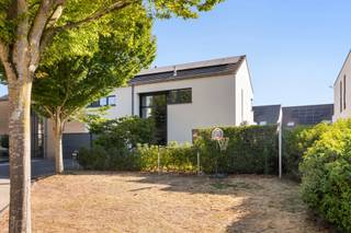 <p><span><strong>Deze ruime woning bezoeken op zaterdag 12 september tussen 10u en 14u? (Enkel op afspraak)</strong><br />Deze ruime woning is gelegen in een zeer rustige, residentiële wijk in Sint-Andries. Doorheen de jaren werd de woning verder uitgerust met zonnepanelen en airconditioning, wat bijdraagt aan het hedendaagse wooncomfort. Dankzij de centrale ligging bevinden scholen, winkels, openbaar vervoer en andere voorzieningen zich op korte afstand, met bovendien een vlotte bereikbaarheid.</span></p>
<p><span>Bij het betreden van de woning kom je in een royale inkomhal met grote raampartijen die toegang biedt tot de open en lichtrijke leefruimte, bestaande uit een gezellige zit- en eetplaats. Aansluitend bevindt zich de volledig uitgeruste keuken met praktische berging. Via de berging is de garage te bereiken.</span></p>
<p><span>Dankzij de grote raampartijen geniet de leefruimte van veel natuurlijk licht en een mooi zicht op de zonnige tuin. De open indeling en aangename lichtinval zorgen voor een warme en uitnodigende leefomgeving. Op het gelijkvloers is bovendien een afzonderlijk gastentoilet aanwezig.</span></p>
<p><span>De tuin beschikt over verschillende aangename plekjes aan de voor-, zij- en achterkant van de woning, waar het op elk moment van de dag aangenaam vertoeven is. Daarnaast is er een ruime tuinberging aanwezig.</span></p>
<p><span>De eerste verdieping beschikt over drie ruime slaapkamers, elk voorzien van inbouwkasten, en een kleinere kamer die momenteel gebruikt wordt als bureau. Verder bevinden zich op deze verdieping een afzonderlijk toilet en een ruime badkamer met douche.</span></p>
<p><span>Verder beschikt de woning over een ruime zolder die te bereiken is via een uitschuifbare trap.</span></p>
<p><span>De woning beschikt bovendien over een garage en een ruime oprit met plaats voor een wagen.</span></p>
<p><span>Er zijn geen maatregelen gevonden op dit kadastraal perceel volgens onze opvraging bij het Maatregelenregister.</span></p>
<p><span>Benieuwd naar deze woning?</span></p>
<p><span>Contacteer Beau via beau@waeyler.be of 0470 54 16 27.</span></p>