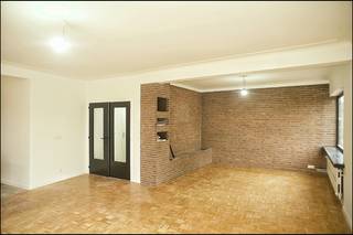 Dit prachtig gerenoveerde appartement geniet van een uitzonderlijke ligging, midden in de stad en in de directe nabijheid van twee groene zones.<br />Je woont hier op wandelafstand van de historische stadskern, met een vlotte verbinding naar belangrijke autosnelwegen.<br />Openbaar vervoer? Tram- en bushaltes bevinden zich op amper één minuut wandelen.<br /><br />Binnenin word je verwelkomd in een volledig vernieuwd appartement dat baadt in het licht dankzij de grote raampartijen aan de straatzijde. De lift brengt je bovendien rechtstreeks tot aan de inkomdeur van het appartement — extra comfort gegarandeerd! Voor de liefhebbers is er uiteraard ook een trap voorzien.<br />De moderne open keuken is gloednieuw en praktisch ingericht, ideaal voor wie graag kookt en leeft in een open ruimte. De stijlvolle badkamer is uitgerust met een ruime inloopdouche en lavabo, aangevuld met een apart toilet voor extra comfort.<br /><br />Troeven op een rij:<br />-Volledig gerenoveerd en instapklaar<br />-Veel natuurlijke lichtinval<br />-Topligging nabij groen, centrum en invalswegen<br />-Lift met directe toegang tot het appartement<br />-Open keuken en moderne badkamer<br />-Openbaar vervoer op wandelafstand<br /><br />De gemeenschappelijke kosten omvatten onder andere het waterverbruik van de gemeenschappelijke delen, syndicuskosten, onderhoud en liftkosten, dit is een 200 euro per maand.<br /><br />Heeft u interesse of vragen? Contacteer ons via alexander@jurimmo.be of +32 495 10 71 31<br /> 