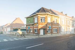 Maison prête à emménager et étonnamment spacieuse avec 5 chambres, très grand garage et jardin urbain, bien située le long d'une route d'accès !...