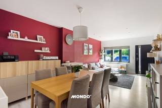 Deze aangename woning geniet van een rustige ligging en bevindt zich tegelijkertijd op korte afstand van de belangrijkste verbindingswegen tussen Antwerpen en Brussel. Winkels, openbaar vervoer en andere voorzieningen zijn vlot bereikbaar.<br /><br />De woning werd enkele jaren geleden grondig gerenoveerd, waarbij bijzondere aandacht werd besteed aan de energiezuinigheid. <br />Het resultaat mag er zijn: de woning beschikt over een EPC-label B en werd bovendien steeds zeer goed onderhouden.<br /><br />Troeven:<br />Volledig instapklaar<br />Elektrische installatie conform<br />Vernieuwde hoogrendementsgasketel (2019)<br />EPC-label B<br />Rustige ligging met vlotte bereikbaarheid<br />Tuin<br /><br />Indeling:<br />Via de inkom komen we terecht in de gezellige leefruimte. Aansluitend bevindt zich de volledig geïnstalleerde keuken, die rechtstreeks toegang biedt tot de tuin. <br />Verder beschikt het gelijkvloers nog over een apart toilet met handenwasser en een zeer ruime berging. <br />Op de eerste verdieping bevinden zich de slaapkamer en de badkamer, uitgerust met een douche, dubbele lavabo en toilet.<br />Tot slot is er nog een zeer praktische bergzolder. <br /><br />Ontdek de woning alvast virtueel: https://my.matterport.com/show/?m=RcvWCxzWTQh<br /><br />Interesse? Maak dan snel uw afspraak via gino@mondovastgoed.be of via 0491/10.27.33.