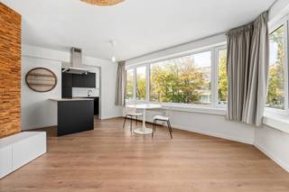 ichtrijk gerenoveerd hoekappartement in een residentiële buurt van Oostende.

<p> </p>

<p>Dit gerenoveerde appartement combineert een aangename woonbeleving met een gunstige ligging nabij openbaar vervoer en belangrijke invalswegen. Dankzij de hoekligging geniet de living van veel natuurlijke lichtinval en een open gevoel. Het appartement beschikt over twee slaapkamers, een praktische indeling en een energiezuinig EPC-label B. Gelegen in een groene en residentiële omgeving vormt dit appartement een interessante keuze voor wie comfortabel wil wonen in Oostende.</p>

<p> </p>

<p>Belangrijkste ruimtes:<br />• Inkomhal met vlotte toegang tot de verschillende ruimtes<br />• Lichtrijke living met aangename leefruimte<br />• Keuken met praktische indeling<br />• Berging voor extra opslagcomfort<br />• Badkamer functioneel ingericht<br />• 2 slaapkamers geschikt als slaap-, kinder- of bureauruimte</p>

<p> </p>

<p>Troeven:<br />• Gerenoveerd hoekappartement met veel lichtinval<br />• Gunstige ligging nabij openbaar vervoer en invalswegen<br />• Energiezuinig appartement met EPC-label B</p>

<p> </p>

<p>Neem vandaag nog contact op voor meer informatie of een bezoek.</p>

<p> </p>

<p>JOUW DROOMAPPARTEMENT. ZO GEVONDEN!</p>