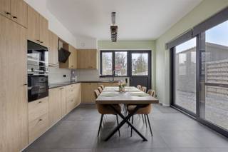 <p><strong>Welkom in deze prachtige moderne villa in Eeklo</strong></p><p>Dit elegante woonhuis met baksteenarchitectuur biedt het perfecte evenwicht tussen hedendaagse comfort en ruimtelijke elegantie. Gelegen op een genereus perceel van 2287 m² in Eeklo, is deze eigendom een ideale keuze voor gezinnen die op zoek zijn naar veel ruimte.</p><p><strong>Interieur en Indeling</strong></p><p>Met een gebruiksoppervlakte van 275 m² beschikt deze woning o.a. over <strong>4 slaapkamers</strong> en <strong>2 badkamers</strong>, wat volop mogelijkheden biedt voor gezinnen van verschillende grootte. </p><p><strong>Woonruimtes</strong></p><p>De woning beschikt over een ruime, lichte living- en eetkamer die naadloos aansluit op een volledig ingerichte keuken met houten kasten en moderne apparatuur. Deze open plattegrond creëert een warme, gastvrije sfeer waar familie en vrienden graag samenkomen. Grote raampartijen en glasschuifdeuren verzorgen veel natuurlijk licht en geven direct uitzicht op de tuin.</p><p><strong>Slaapkamers</strong></p><p>De vier slaapkamers zijn verzorgd ingericht en bieden elk een unieke sfeer. Van een master bedroom met ensuite bathroom tot speelkamers of kantoor, er zijn volop mogelijkheden. De goed ingedeelde hal en overloop zorgen voor praktische circulatie.</p><p><strong>Badkamers</strong></p><p>Beide badkamers zijn modern en voorzien van kwalitatieve afwerking, inclusief het genot van een ligbad en waterzuinige installaties.</p><p><strong>Buitenruimte</strong></p><p>Een enorme extra troef van deze woning is de multifunctionele garage en het enorme buitenterrein. Met een perceel van 2287 m² kunt u genieten van werkelijk gigantisch veel ruimte. De aangelegde tuin biedt plaats voor verschillende zones: een ingerichte zuid gericht terras met meubels, grasvelden, bomen en mogelijkheden voor het houden van dieren of extra groenvoorziening. Een perfect paradijs voor kinderen en huisdieren.</p><p><strong>Garage en Parkeren</strong></p><p>De woning beschikt over 1 grote garage van 64 m², aangevuld met royale parkeermogelijkheden op de oprit. De befaamde inrit is stijlvol aangelegd.</p><p><strong>Bijzonderheden</strong></p><p>Dit woonhuis staat bekend om zijn energetische efficiency en aangepast comfort. De combinatie van hedendaags design en functionele indeling maakt het tot een ideale gezinswoning waar wonen en werken perfect kunnen samen. De garage biedt tal van mogelijkheden naar het opstarten of verder uitbouwen van een zelfstandige activiteit.</p><p><strong>Ligging</strong></p><p>Eeklo is een aantrekkelijke Vlaamse stad met uitstekende verbindingen naar andere regio's. Winkels, scholen en voorzieningen liggen dicht bij elkaar, wat het dagelijks leven eenvoudig en aangenaam maakt.</p><p>Dit is meer dan alleen maar een huis – het is een lifestyle statement met ongekende ruimte en mogelijkheden. Ideaal voor wie van comfort, ruimte en modern wonen houdt.</p><p>Bij interesse mag u mailen naar info@maximm.be en Bert telefonisch contacteren op het nummer 0496/33.24.56. </p>