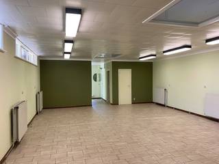 Gelegen langs een drukke invalsweg richting het centrum van Lichtervelde, niet ver van het treinstation en de afrit A17 staat deze kantoor- of praktijkruimte te huur van ca. 110 m².Indeling:- inkom- bureel- wachtruimte- berging- open landschapskantoor/praktijkruimte (ca. 65 m²)- sanitair gedeelte + doucheParkeergelegenheid voor de deur. Specificaties:- instapklaar- nieuwe elektriciteit- verwarming op gas (volledig vernieuwd)- nieuwe condensatieketelPraktijkruimte uitermate geschikt voor medisch of paramedisch beroep.Bent u op zoek naar bedrijfsvastgoed bestaande uit een kantoor- of praktijkruimte te huur in Lichtervelde? Aarzel dan niet om ons te contacteren op het nummer 051 21 22 23.