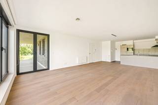 <span>Quares - TREVI Groep presenteert :<br />Indeling</span>:<br />
<p>Gelegen in een doodlopende straat aan Wervenhof 1A in Wijnegem, biedt dit ruime appartement van 118 m² een unieke combinatie van rust, comfort en bereikbaarheid. Het appartement bevindt zich op de eerste verdieping van een modern gebouw met lift, gebouwd in 2013 en bestaande uit slechts acht appartementen. Dankzij de uitstekende ligging geniet u van een open uitzicht, terwijl alle voorzieningen, waaronder het Wijnegem Shopping Center, zich op korte afstand bevinden.</p>
<p>Bij het betreden van het appartement wordt u verwelkomd in een brede inkomhal. De centrale gang geeft toegang tot alle kamers. De royale leefruimte met open keuken en eetkamer vormt het hart van de woning en onderscheidt zich door haar moderne uitstraling, overvloedige lichtinval en hoogwaardige afwerking met een parketvloer. Grote raampartijen zorgen voor een aangename connectie met buiten en leiden naar het terras van maar liefst 20 m², perfect georiënteerd aan de leefruimte om optimaal te genieten van het groene uitzicht.</p>
<p>Het appartement beschikt over drie volwaardige slaapkamers en een ruime badkamer voorzien van een dubbele wastafel, ligbad en inloopdouche. Dankzij het gunstige EPC-label A, de conforme elektriciteitsinstallatie en de aparte meters voor gas, water en elektriciteit bent u verzekerd van een energiezuinige en zorgeloze woonervaring.</p>
<p>Verder beschikt het appartement over een private kelderberging, een gemeenschappelijke fietsenberging en <strong>twee ondergrondse autostaanplaatsen</strong> <strong>die verplicht mee aan te kopen zijn aan € 20.000 per staanplaats</strong>.<br /><br /></p>
<p><u>Omgeving</u>:</p>
<p>Dit appartement geniet van een bijzonder gunstige ligging in een rustige en groene woonomgeving, zonder in te boeten aan bereikbaarheid. Op wandel- en fietsafstand bevindt zich het Wijnegem Shopping Center, het grootste winkelcentrum van de Benelux.</p>
<p>Ook voor dagelijkse boodschappen zijn er verschillende buurtwinkels, bakkers en supermarkten in de directe omgeving aanwezig. Gezellige restaurants, cafés en sportfaciliteiten bevinden zich eveneens op korte afstand.</p>
<p>Gezinnen zullen de nabijheid van diverse kleuter-, lagere en middelbare scholen zeker weten te appreciëren. Daarnaast zijn er verschillende recreatiemogelijkheden in de buurt, met tal van wandel- en fietsroutes langs groene zones en natuurgebieden.</p>
<p>De bereikbaarheid is uitstekend dankzij de vlotte aansluiting op belangrijke invalswegen zoals de E313, E34 en de Antwerpse Ring. Bovendien zorgen meerdere busverbindingen in de omgeving voor een goede aansluiting op Antwerpen en de omliggende gemeenten. Ook de tramhalte aan het Wijnegem Shopping Center bevindt zich op korte afstand, waardoor het stadscentrum van Antwerpen snel en comfortabel bereikbaar is.</p>
<p>Kortom, een locatie die de rust van het buitenleven combineert met alle voordelen van stedelijke voorzieningen binnen handbereik.</p>
