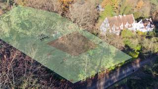 Rustig gelegen mooie bouwgrond van circa 50 are waarvan deels te behouden bos langsheen rustige residentiële straat zijwaarts van de Tremelobaan op 1,5 km van het centrum.<br />Zuiden langs linkerzijde. <br />Perceelsbreedte: circa 30 meter<br />Bouwbreedte: vooraan circa 14 meter - achteraan 20 meter<br />Dakhelling minimum 5° dakvorm vrij - plat dak toegelaten - kroonlijsthoogte max. 7 meter<br />Bijgebouw van 50m² toegelaten en houten tuinhuis 16m².<br />Geen bouwverplichting. Goedgekeurde verkaveling (lot 2)<br />Kosten voor opmeting + afpaling 2.420 euro en aandeel verkavelingsakte ten koste van de koper.<br />Gelegen langsheen Raymond Lambertslaan links van nr. 10.<br />Stedenbouwinfo: gelegen in woonpark (=residentieel woongebied), verkavelingsvergunning uitgereikt, geen voorkooprecht ruimtelijke ordening, geen rechterlijke herstelmaatregel of bestuurlijke maatregel opgelegd.<br />Geen risicozone voor overstromingen - perceelscore A -  te behouden bos achteraan perceelsore B