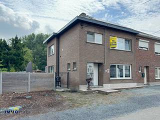 Deze instapklare woning biedt op het gelijkvloers een ruime inkomhal met gastentoilet, een lichtrijke leefruimte met eetplaats, en een...