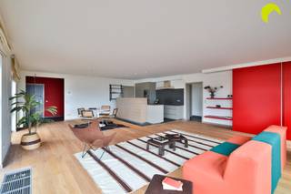 <p><span>Op zoek naar een ruim, lichtrijk en instapklaar appartement met een prachtig uitzicht? Dit stijlvolle dakappartement op de 5e verdieping combineert comfort, ruimte en een uitstekende ligging in Boom.</span></p><p><span> </span></p><p><span>Indeling:</span><span> </span></p><p><span> </span></p><p><span>Het gebouw beschikt over een groen domein met een gemeenschappelijke tuin, een fietsenberging en een praktische afvalvoorziening.</span></p><p><span>Via de verzorgde gemeenschappelijke inkomhal bereikt u het dakappartement op de vijfde verdieping, zowel met de lift als via de trap.</span></p><p><span> </span></p><p><span>We betreden het appartement via de ruime inkomhal met apart toilet, ideaal voor gasten. De inkomhal biedt toegang tot de riante en lichtrijke woonkamer. <br />Aansluitend vinden we de open keuken, deze vormt een aangenaam geheel met de leefruimte en beschikt aansluitend over een aparte, praktische berging met aansluitingen voor een wasmachine en droogkast.</span></p><p><span><br />Via de nachthal bereiken we de twee volwaardige slaapkamers (28m² en 17,5m²). De grootste slaapkamer beschikt over een dressing met ingemaakte kasten.</span></p><p><span>De badkamer is uitgerust met een ligbad, een inloopdouche en een toilet.</span></p><p><span> </span></p><p><span>Bovendien beschikt het appartement over een zuidoostgericht terras, waar u heerlijk kunt genieten van het panoramische uitzicht. Bij helder weer kunt u in de verte zelfs het Atomium waarnemen. <br />Het terras is toegankelijk via zowel de woonkamer als de grootste slaapkamer.</span></p><p><span> </span></p><p><span>Tot slot is er een autostaanplaats. Deze is verplicht mee aan te kopen voor  25.000.</span></p><p><span> </span></p><p><span>Bijzonderheden: </span></p><p><span> </span></p><p><span>- Instapklaar dakappartement</span></p><p><span>- Zuidoostgericht terras met panoramisch uitzicht + zicht op het Atomium</span></p><p><span>- Gemeenschappelijke kosten: €160/maand (onderhoud tuin, lift, minuterie, vuilophaling, blokpolis, ...)</span></p><p><span>- Gemeenschappelijke fietsenberging en tuin</span></p><p><span>- Autostaaplaats verplicht aan te kopen: €25.000</span></p><p><span>- Inbegrepen afvalsysteem</span></p><p><span>- EPC B (162 kWh/m²/jaar) - Conforme elektrische installatie - Asbestvrij</span></p><p><span>- P-score: C - G-score: C</span></p><p><span> </span></p><p><span>Voor een bezoek ter plaatse kan u ons contacteren op het nummer 03 449 42 41 of mailen naar </span><span><span>hallo@habicom.be</span></span></p><p><span>Benieuwd naar de waarde van uw woning? Check het gratis op </span><span><span>www.watismijnhuiswaard.be</span></span></p><p><span> </span></p>
