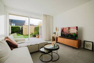 SITUATION
Dans une rue calme sans issue, près de la Grand-Place et du centre animé de Wetteren, un nouveau projet immobilier exclusif comprenant seulement 6 maisons à l'architecture contemporaine moderne voit le jour.
Les bonnes connexions avec l'E40 et la Brusselsesteenweg vous permettent de rejoindre rapidement Gand ou Bruxelles. De plus, les commerces, les écoles, les transports en commun, les sentiers de randonnée et les pistes cyclables se trouvent tous à deux pas.
(MOBISCORE : 8,3/10)
AGENCEMENT
Vous entrez par le hall d'entrée avec vestiaire, un débarras, des toilettes pour invités et un accès au salon.
Profitez d'un espace de vie lumineux avec cuisine ouverte équipée d'un îlot central et d'un coin petit-déjeuner. La terrasse spacieuse et le jardin prolongent votre salon, ce qui contribue à une expérience de vie exceptionnelle. Vous pourrez y passer des moments inoubliables avec vos amis ou votre famille !
À l'étage, vous trouverez 3 chambres, des toilettes séparées, un débarras supplémentaire et une salle de bains.
Cette dernière est équipée d'une baignoire, d'une douche et d'un double lavabo.
La maison offre d'excellentes performances énergétiques grâce au chauffage par le sol via une pompe à chaleur, des panneaux solaires et un système de ventilation D.
Optez pour un mode de vie moderne, économe en énergie et sans souci à Wetteren et contactez Kevin : 0476 66 55 50
(Surfaces estimées, certaines photos proviennent d'un projet de référence ou sont des rendus)