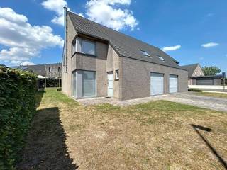 Energiezuinige woning op een interessante locatie, bestaande uit een inkomhal met afzonderlijk toilet, een ruime, lichtrijke leefruimte met eet-...