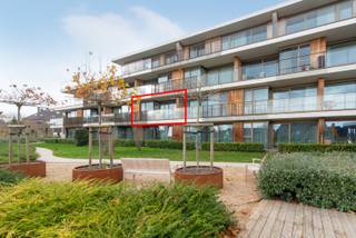 Deze 1-slaapkamer serviceflat is voorzien van alle luxe in een oase van rust. Dankzij de gunstige oriëntatie kunt u volop genieten van de zon op uw terras en in de leefruimte. Dit appartement is volledig geschilderd, voorzien van lichtarmaturen en met gordijnen op maat geïnstalleerd. De ideale combinatie van luxe en zorg. Daarnaast heeft u ook het genot van een privatieve kelderberging en de gemeenschappelijke faciliteiten.<br /><br />De indeling van de assistentiewoning op het eerste verdiep is het volgende:<br />Leefruimte met open keuken en doorgang tot het terras, nachthal met apart toilet, slaapkamer en badkamer.<br /><br />Enkele troeven:<br /><br />- Gunstige nieuwbouwvoorwaarden van 12%<br /><br />- Schitterend rendement als investering<br /><br />- Een oase van rust met luxe en zorg