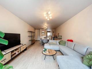 Indeling van het appartement: - inkomhal met gastentoilet- 2 ruime slaapkamers met ingemaakte kasten (12m² & 9m²)- leefruimte (34m²) met...