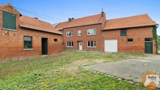 LUBBEEK – Achterin gelegen hoeve op +/- 1,2haOp een rustige locatie in Lubbeek vinden we deze charmante hoeve met een private toegangsweg die heel...