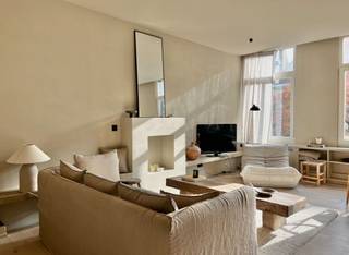 Dit net gerenoveerde appartement geniet van de meest centrale locatie van de binnenstad! Op het groene en pas heraangelegde pleintje van de Oever...