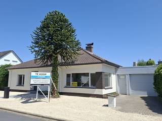 <strong>Instapklare, volledig gerenoveerde bungalow met 3 slaapkamers</strong><br />Bent u op zoek naar een instapklare woning waar comfort en rust hand in hand gaan? Dan zal deze smaakvol gerenoveerde bungalow in een rustige straat van Berlare u ongetwijfeld weten te bekoren. Dankzij de gunstige ligging nabij winkels, scholen en openbaar vervoer geniet u hier van alle dagelijkse voorzieningen binnen handbereik.<br />De woning biedt het comfort van volledig gelijkvloers wonen en verwelkomt u met een lichtrijke leefruimte die naadloos aansluit op de prachtige, volledig vernieuwde keuken. Deze moderne keuken is uitgerust met alle hedendaagse toestellen, waaronder een inductiekookplaat, combi-oven, vaatwasser en Amerikaanse koelkast.<br />Verder beschikt de woning over drie volwaardige slaapkamers en een stijlvolle badkamer met ruime inloopdouche. De praktische indeling maakt deze woning bijzonder geschikt voor gezinnen, koppels, alleenstaanden én senioren die comfortabel willen wonen zonder trappen.<br />Een extra troef is de ruime zolderverdieping, die tal van mogelijkheden biedt voor het creëren van bijkomende slaapkamers, een hobbyruimte, bureau of extra leefruimte.<br />Daarnaast beschikt de woning over een uitzonderlijk grote berging. Dankzij het ruime volume en de goede toegankelijkheid kan deze, mits het plaatsen van een poort, eenvoudig worden ingericht als garage voor een wagen, fietsen of extra opslag.<br />Vanuit de keuken geniet u via het charmante erkerraam van een prachtig uitzicht op de verzorgde tuin en het zonnige terras. De buitenruimte biedt een ideale balans tussen onderhoudsvriendelijkheid, privacy en rust. Bovendien beschikt de tuin over een praktische uitweg naar de achterliggende straat, wat bijkomende mogelijkheden creëert voor het plaatsen van een garage, carport of extra toegang.<br />De aanwezigheid van 12 zonnepanelen in combinatie met een thuisbatterij zorgt voor een lagere energiefactuur en een duurzame toekomst.<br />Interesse? Aarzel niet en plan vandaag nog uw bezoek. Deze unieke kans wilt u niet missen!<br /><br /><br />Vg - Wg - Gmo - Gvkr - VV