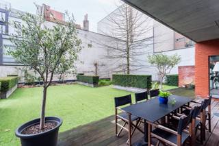 Dit volledig gemeubeld appartement is 100 % instapklaar en vinkt werkelijk alle boxen af:<br /><br />- Toplocatie op het Zuid<br />- 2 slaapkamers en 2 badkamers<br />- Ruim en lichtrijk<br />- Prachtige buitenruimte, uniek op deze locatie<br />- Recente nieuwbouw, dus energiezuinig!<br />- Mogelijkheid om parking bij te huren<br /><br />Het appartement is rustig gelegen op een zeer goede locatie op het Zuid nabij de Scheldekaaien, op wandelafstand van het bruisende stadscentrum. Winkels, restaurants, bezienswaardigheden, ontspanning bevinden zich allemaal in de nabije omgeving.<br /><br />Indeling: <br />Inkom met veiligheidsdeur en apart toilet. Praktische en ruime wasberging (voorzien van wasmachine en droogkast). Zeer aangename en lichte leefruimte op prachtige parketvloer. Aansluitend een prachtige leefkeuken met leuke zithoek en volledig ingerichte keukenblok. Zowel de leefruimte als de keuken zijn voorzien van een groot schuifraam waardoor er veel contact is met de prachtige buitenruimte waar je op uitkijkt, uniek !!<br />Groot terras dat voorzien is van voldoende tuinmeubilair. Aan de voorzijde van het appartement vinden we de masterbedroom, deze is voorzien van een dubbel bed, grote kleerkast en een ensuite badkamer met inloopdouche en dubbel lavabomeubel. Daarnaast vinden we de 2e slaapkamer die ook voorzien is van een ensuite badkamer met inloopdouche en lavabomeubel. <br /><br />Bijzonderheden:<br />Cv op gas, alle verbruik met individuele meters.<br />EPC in aanvraag<br />Maandelijkse kosten: 121 euro<br />Ondergrondse autostaanplaats optioneel bij te huren aan 120 euro per maand.