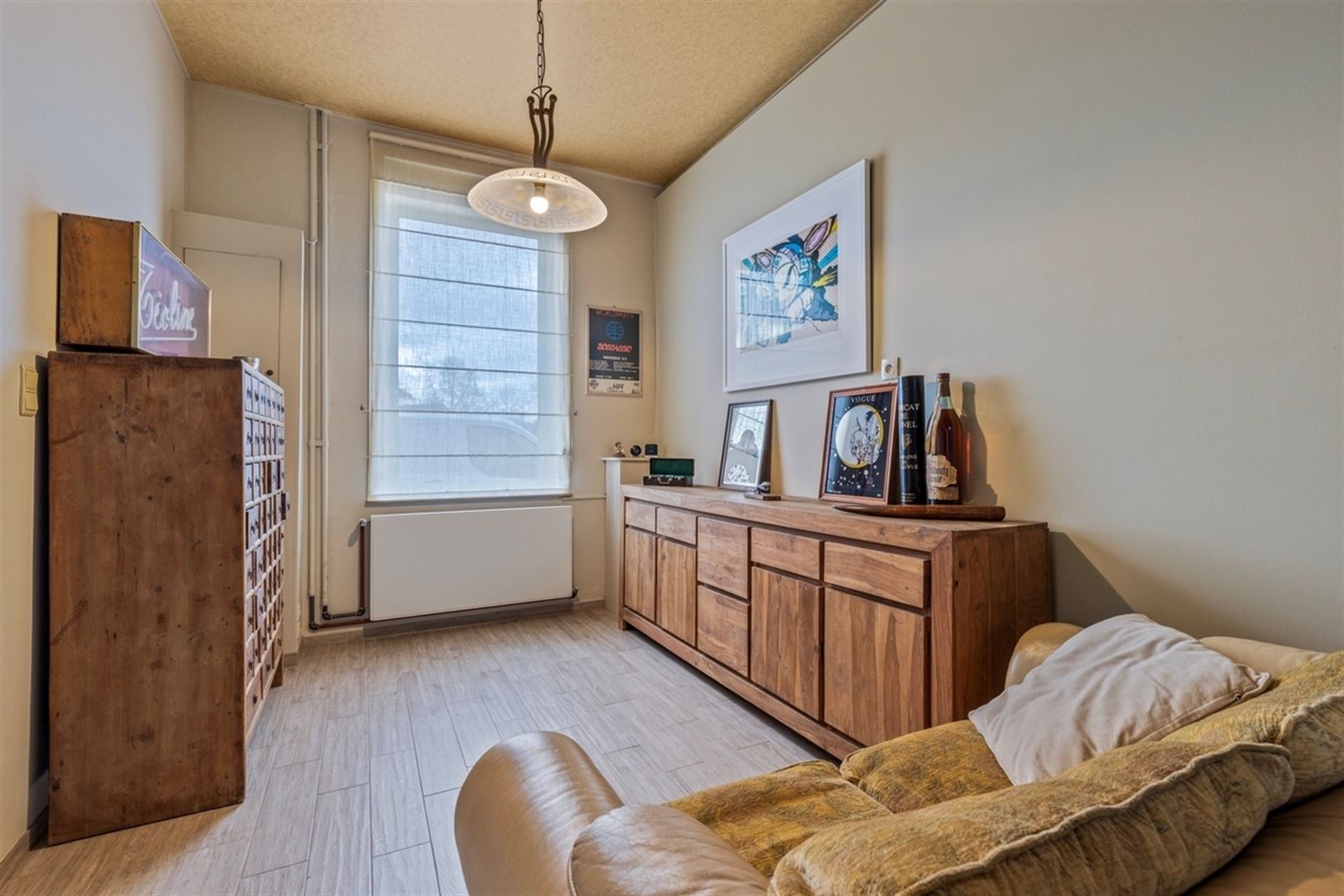 Gerenoveerde rijwoning met 3 slaapkamers en doorgang achteraan. - foto 5