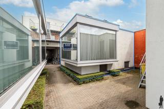 In <strong>hartje Hoogstraten,</strong> op wandelafstand van Horeca, ontspanningsmogelijkheden en scholen treffen we dit<strong> instapklaar</strong> appartement. De woning is in 2008 gebouwd en is recent volledig gerenoveerd. Kwalitatieve materialen, lichtinval en uitzonderlijk design kenmerken dit appartement. <br /><br />Indeling; <br /><strong>Gelijkvloers:</strong> <br />Open leefkamer met keuken, voorzien van bijzonder veel glaspartijen.<br />Gastentoilet <br /><br /><strong>-1 Verdieping</strong><br />Kinderkamer<br />Ouderkamer <br /><strong>Volledig vernieuwde badkamer </strong><br />Afzonderlijk toilet<br /><br />Bijzonderheden: <br />Instapklaar<br /><strong>Energiezuinig</strong><br />Kwalitatief afgewerkt<br />Airco<br />Zonnepanelen<br /><br />In de gehele woning is er ruim voldoende opslagplaats voorzien door middel van <strong>ingebouwde kasten.</strong><br />Tevens is er de mogelijkheid om parkeerplaatsen en/ of een garagebox bij te huren. <br /><br />Kortom, betaalbare <strong>topkwaliteit</strong> in het bruisende centrum van <strong>Hoogstraten!</strong>
