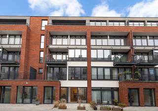 Laken – DUPLEX APPARTEMENT met 2 slaapkamers (10m² - 17m²)  en 1 badkamer. Kleine mede-eigendom met 2- en 3-slaapkamer appartementen. Appartement  bestaande uit een inkomhal, 35m² WOONKAMER uitgevende op TERRAS (7m²), aparte keuken, gastentoilet en eerste berging. Op de verdieping bevinden zich de slaapkamers, de 2de berging en badkamers en een terrasje. Super EPC A- met gedeeld gebruik van ZONNEPANELEN en EXTRA HOGE ISOLATIE. Kelder aan te kopen, parking optioneel. Verkoop onderworpen aan registratierechten (12,5%) op de grondwaarde en BTW (21%) op de constructiewaarde. Bezoek nu EXCLUSIEF met TREVI! 