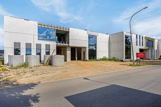Op de knappe site 'Trudopark' te Sint-Truiden wordt dit bedrijfsgebouw te koop aangeboden.<br /><br />In totaal zijn er nog vijf eenheden te koop, met tal van mogelijkheden en invullingen. Bel ons voor meer info en het bespreken van uw ondernemersdroom!<br /><br />Deze unit, nummer 5, heeft een oppervlakte van 432 m² op het gelijkvloers, met op de verdieping nog een mezzanine van 119 m². Ideaal voor het creëren van extra opslagruimte, bureelruimte, showroom, ... . De bedrijfsruimte wordt casco afgewerkt maar kan in overleg met de verkoper nog verder worden afgewerkt naar eigen wensen en noden.<br /><br />Deze bedrijfshal heeft een vrije hoogte van maar liefst 9 m en is bereikbaar via de geïsoleerde sectionaalpoort. Ook is er veel natuurlijke lichtinval door de vele ramen en uiteraard de lichtstraten, waardoor het binnen aangenaam werken wordt.<br /><br />Heeft dit pand je interesse gewekt? Aarzel niet om contact op te nemen voor meer info of een bezoek ter plaatse!