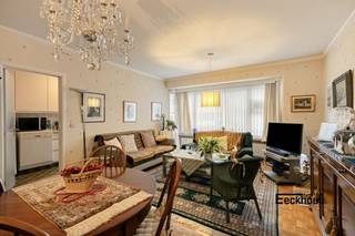 Dit verzorgde appartement bevindt zich op de tweede verdieping, op wandelafstand van het strand van Oostende, en dicht bij winkels en openbaar vervoer!<br />Het ruime appartement (92 m²) is ingedeeld als volgt:<br />inkomhal met ruime berging, afzonderlijk toilet en vestiaire, woonkamer, aparte keuken met terrasje, badkamer met ligbad en dubbele lavabo en ruimte voor wasmachine en droogkast, en 2 volwaardige slaapkamers, waarvan één met toegang tot terras. Verwarming is gemeenschappelijk.<br />Het appartement wordt momenteel verhuurd, wat dit mogelijks ideaal maakt als investering.