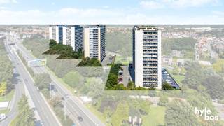 <p><span>Dit instapklare en bijzonder ruime hoekappartement bevindt zich op de zesde verdieping van een verzorgde residentie met lift. Dankzij de gunstige hoekligging en de vele raampartijen geniet het appartement van een aangename lichtinval en een open, ruimtelijk gevoel. De inkomhal geeft toegang tot de royale leefruimte van ca. 40 m², die aansluit op de ingerichte keuken voorzien van een keramische kookplaat, dampkap en koelkast. Verder is er een praktische berging aanwezig. Via de nachthal bereikt u twee volwaardige slaapkamers en de ruime badkamer met ligbad en douchescherm, lavabo, toilet en bidet. De terrassen aan zowel de voor- als zijkant vormen een absolute meerwaarde en laten u optimaal genieten van de open hoekligging. Twee privatieve kelderbergingen én een individuele garagebox in de kelderverdieping zijn inbegrepen in de prijs. Dankzij de ruime indeling, mooie lichtinval en complete uitrusting is dit appartement uitermate geschikt voor eigen bewoning én als interessante vastgoedinvestering. </span></p>