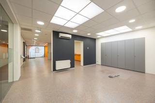 Centraal gelegen kantoor/handelspand (voormalige ING bank) 300 m² groot, met voldoende parkeergelegenheid voor klanten en 2 privé parkings achter...