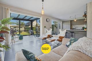 KIJKDAG ZATERDAG 04/07 VAN 10U TOT 12U! (inschrijven via residentievastgoed.be)<br /><br />Energiezuinige halfopen bebouwing op toplocatie in Diksmuide!<br /><br />In een rustige en aangename woonwijk in Diksmuide bevindt zich deze verzorgde halfopen bebouwing, ideaal voor wie comfortabel wil wonen op een centrale maar toch rustige locatie. De woning ligt op korte afstand van sportcentrum De Pluimen, diverse winkels, scholen en andere dagelijkse voorzieningen.<br /><br />Binnenin verwelkomt de woning u met een lichtrijke leefruimte die meteen een aangenaam en open woongevoel creëert. De open keuken sluit mooi aan bij de leefruimte en vormt het hart van de woning, perfect voor gezellige momenten met familie of vrienden.<br /><br />De woning beschikt over 3 slaapkamers, badkamer, een praktische garage en een mooi aangelegde tuin waar u in alle rust kunt genieten van het buitenleven. Dankzij de energiezuinige eigenschappen geniet u bovendien van een comfortabel binnenklimaat en lagere energiekosten.<br /><br />Deze woning combineert ruimte, comfort en een uitstekende ligging in Diksmuide. Een ideale thuis voor gezinnen of wie op zoek is naar een instapklare woning in een rustige buurt met alles binnen handbereik.<br /><br />Interesse? Maak dan nu een afspraak voor een bezoek ter plaatse!<br /><br />De vermelde prijs is een richtprijs, elk bod wordt voorgelegd aan de eigenaar die zich het recht voorbehoudt om dit te aanvaarden of te weigeren.<br /><br />Neem voorsprong met een vrijblijvende en gratis schatting van uw eigendom via:<br />http://www.residentievastgoed.be/gratisonlineschatten<br /><br />EPC: 112 kWh/m² B-Label (Ref. NI23931)